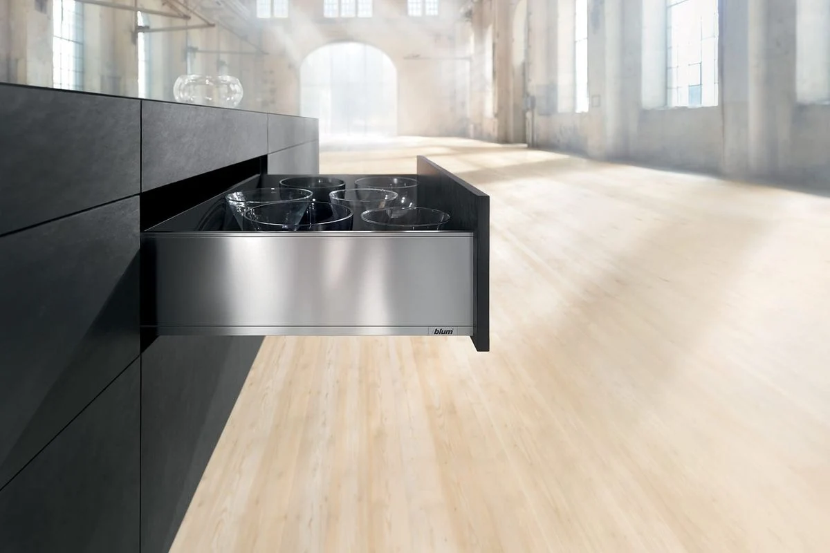 Wysunięta szuflada BLUM LEGRABOX z metalowym bokiem i widocznym oznaczeniem producenta